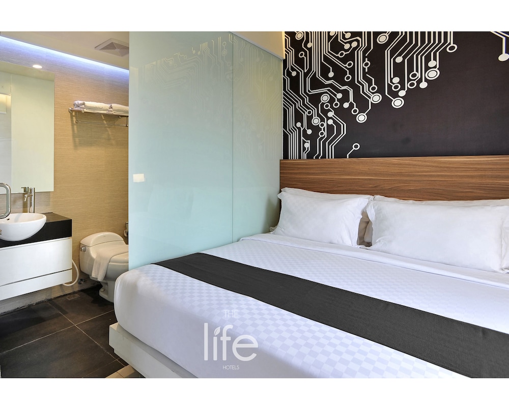 The Life Hotels 10/26
