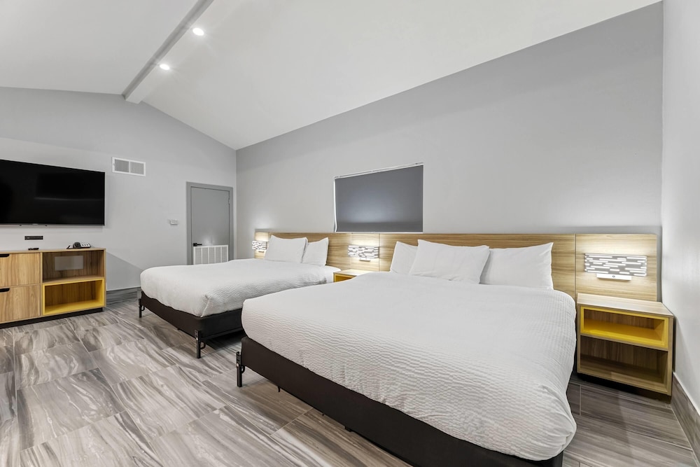 Days Inn & Suites by Wyndham Texas City 24/52