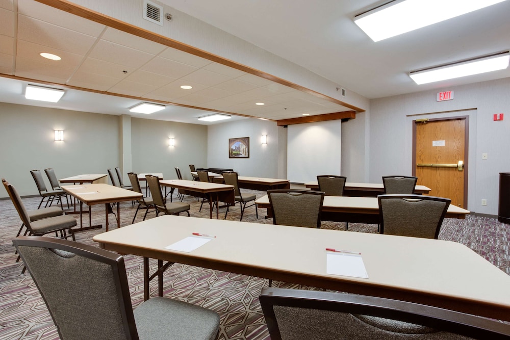 Drury Plaza Hotel San Antonio Airport 40/50