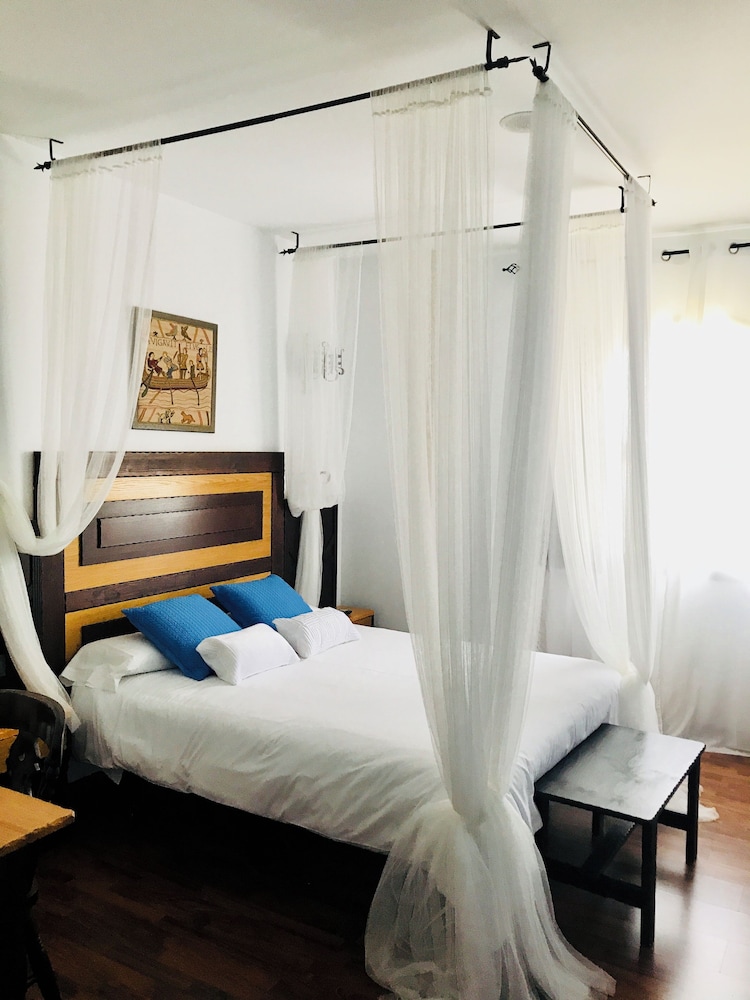 ROOM, DOUBLE BED