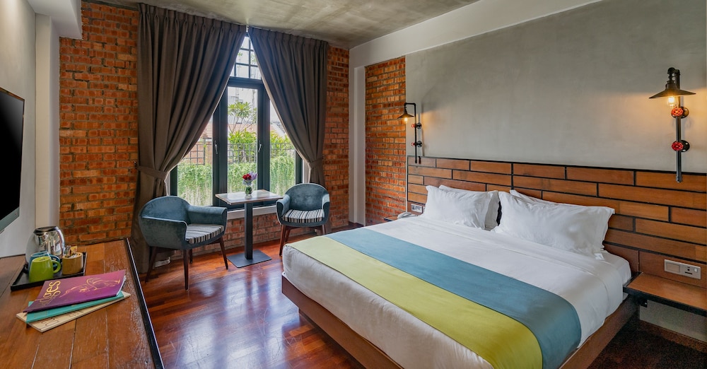 DELUXE, KING BED, BATHTUB