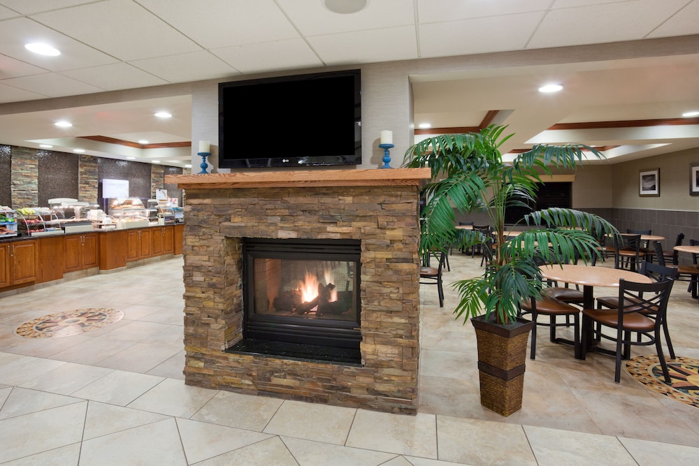 Holiday Inn Express Hotel Suites Aberdeen 53/61