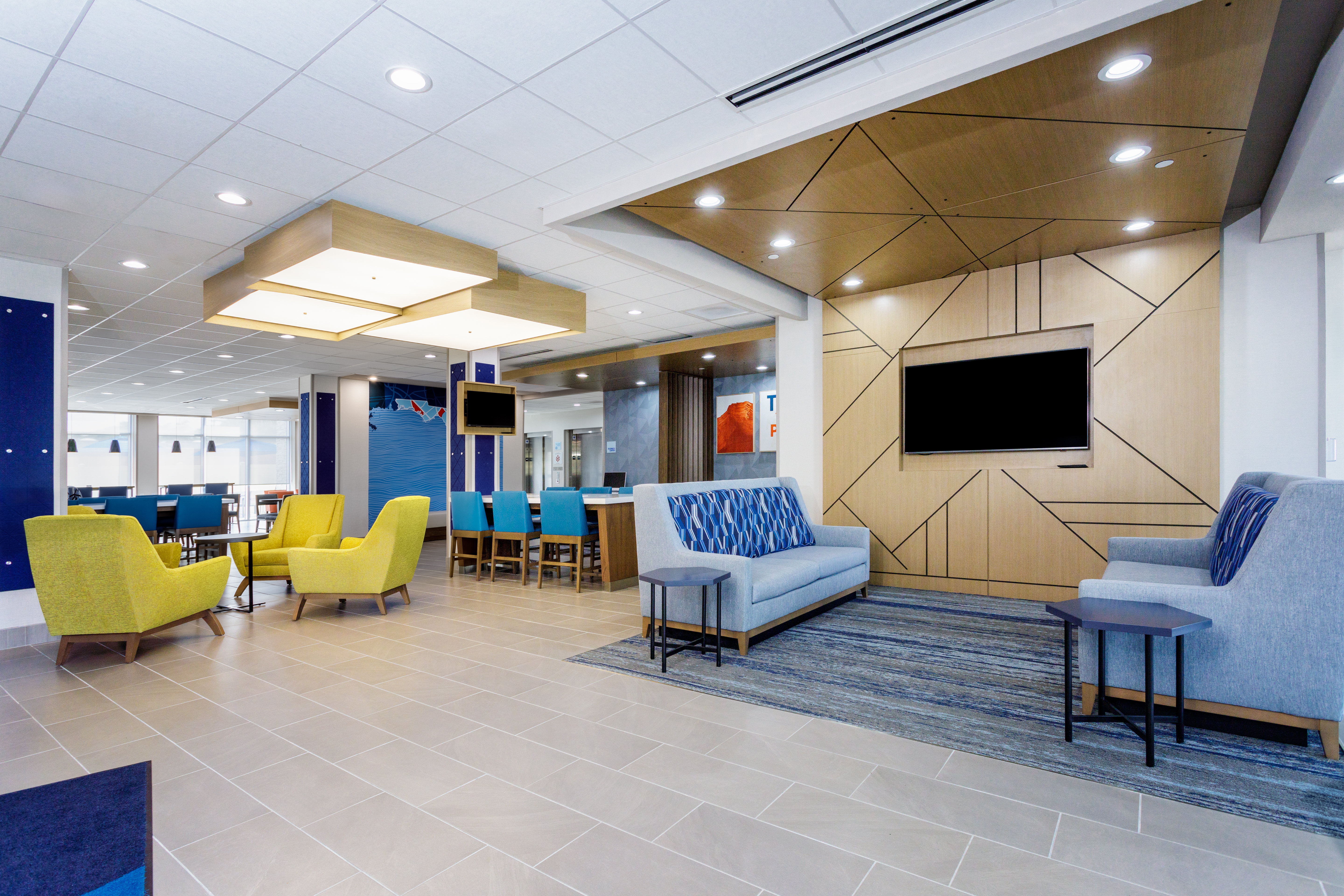 Holiday Inn Express & Suites Tampa Stadium Airport Area 20/36