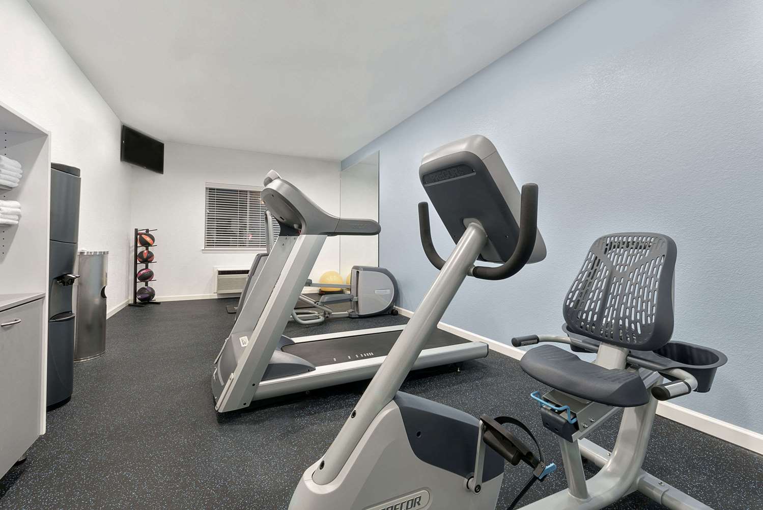 Days Inn Suites By Wyndham Dallas 12/27