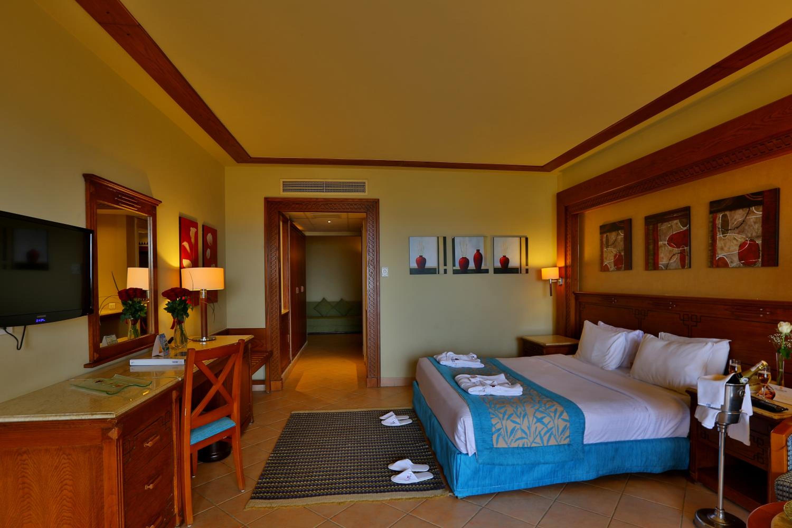 Junior Suite Beach Front، Charmillion Club Resort 5/8