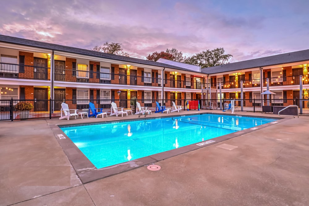 The Guest Lodge Gainesville 2/50