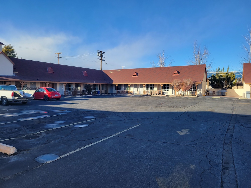 Townhouse Motel 52/57