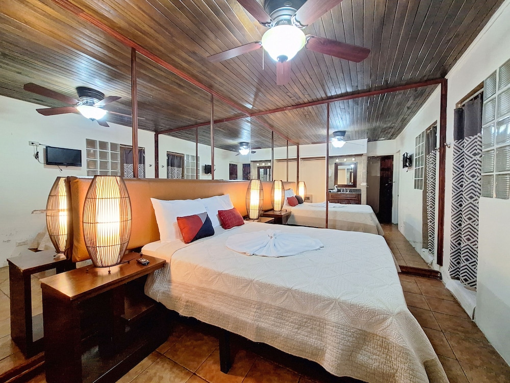 Colours Oasis Resort 24/72