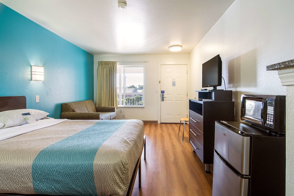 Motel6 Portland, OR Mall 205 8/37