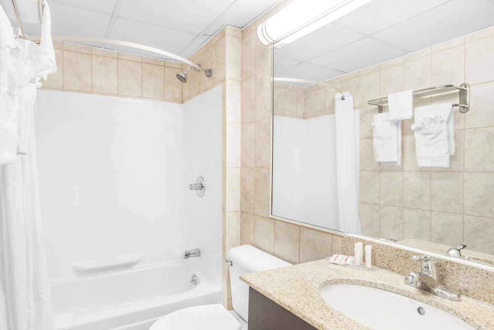 Howard Johnson by Wyndham North Bergen 19/21