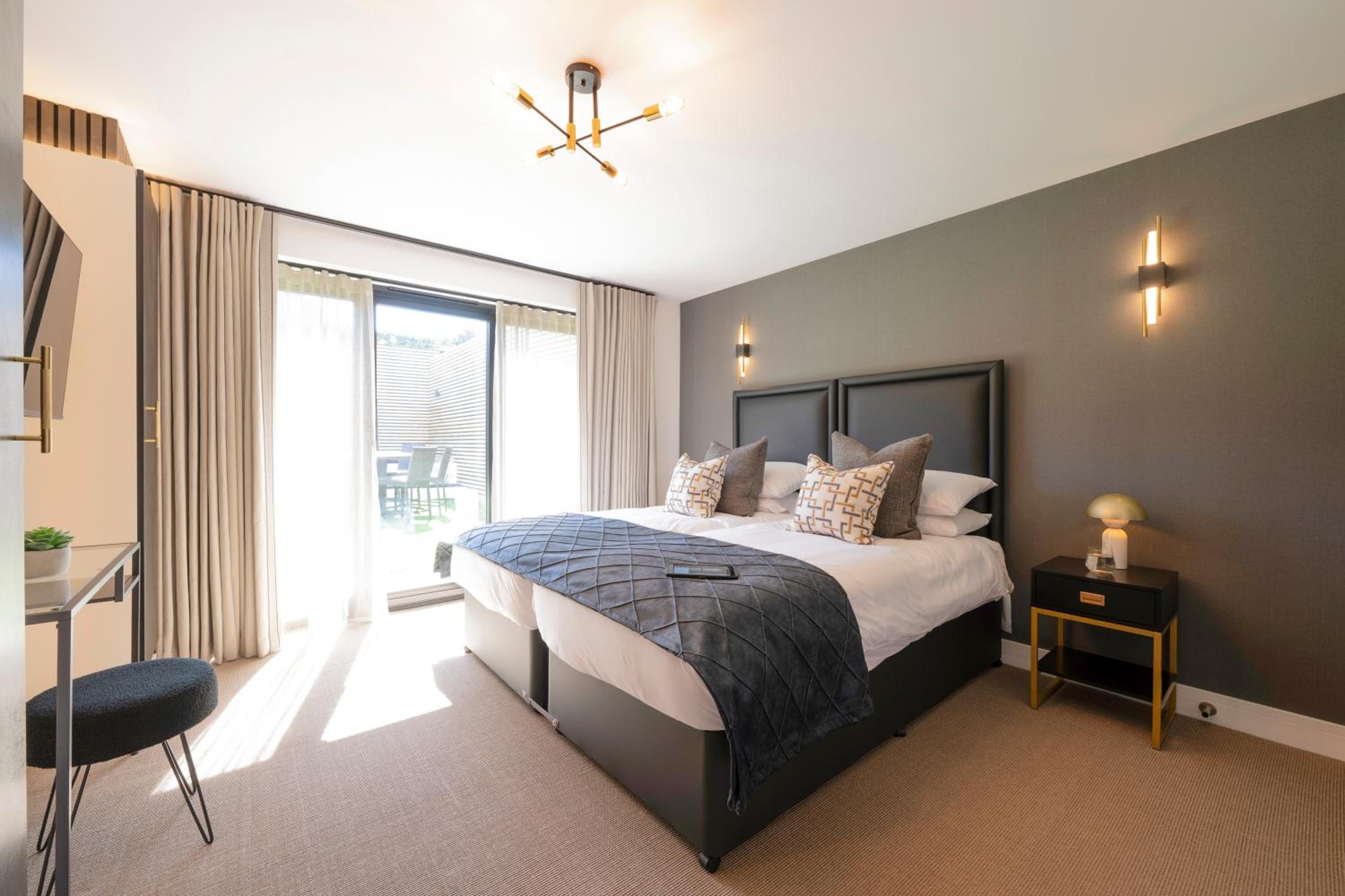 6 Bedrooms, House