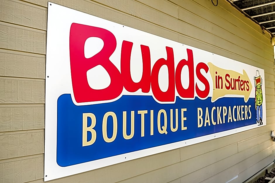 Budds In Surfers 32/52