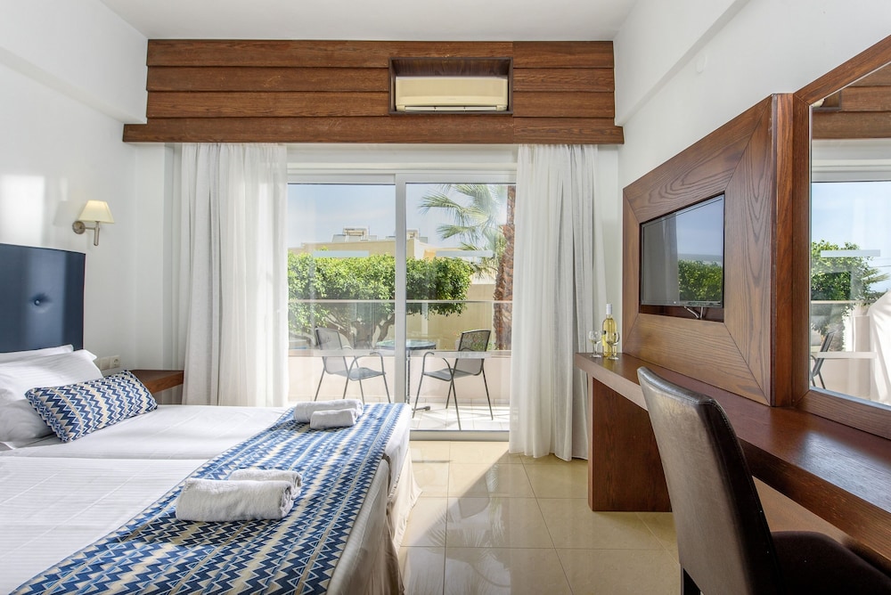 TWIN/DOUBLE ROOM