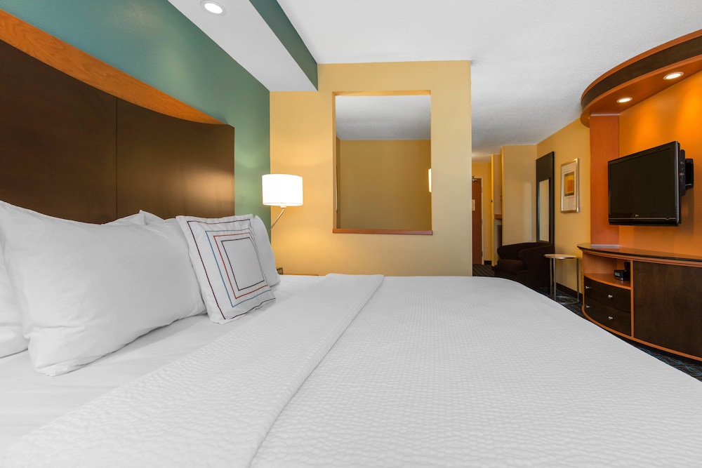 AmericInn by Wyndham St. Cloud MN Shopping Area 11/51