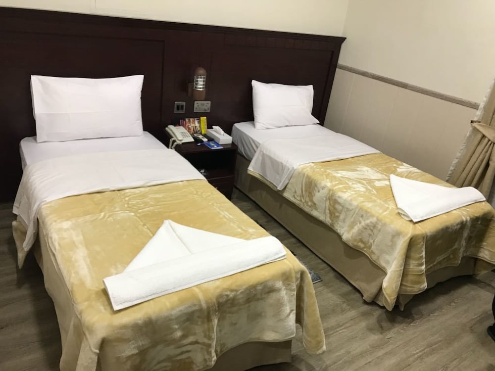 ROOM, TWIN BEDS