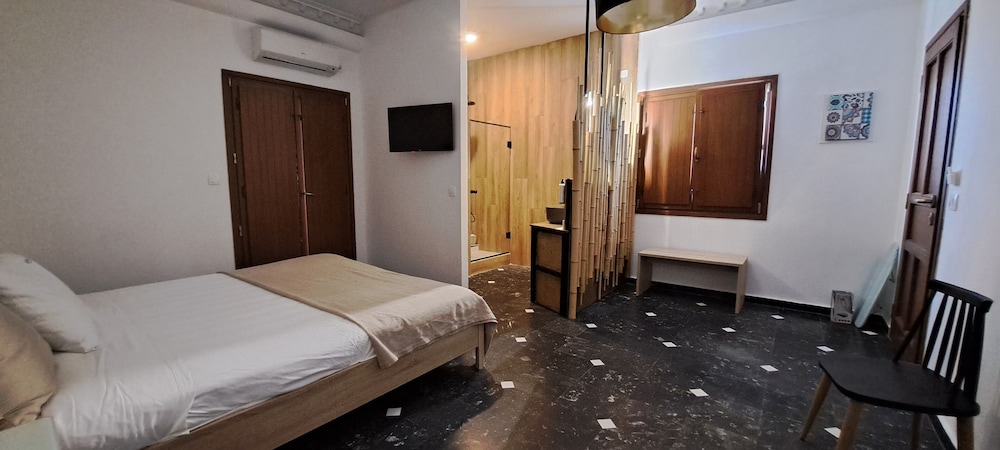 SUITE, QUEEN BED