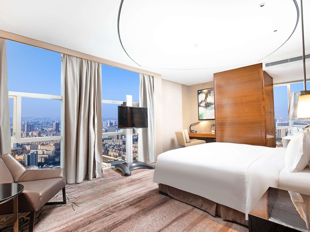 Governor, Club, Suite, Queen Bed, City View، Sofitel Galaxy Nanjing 2/3