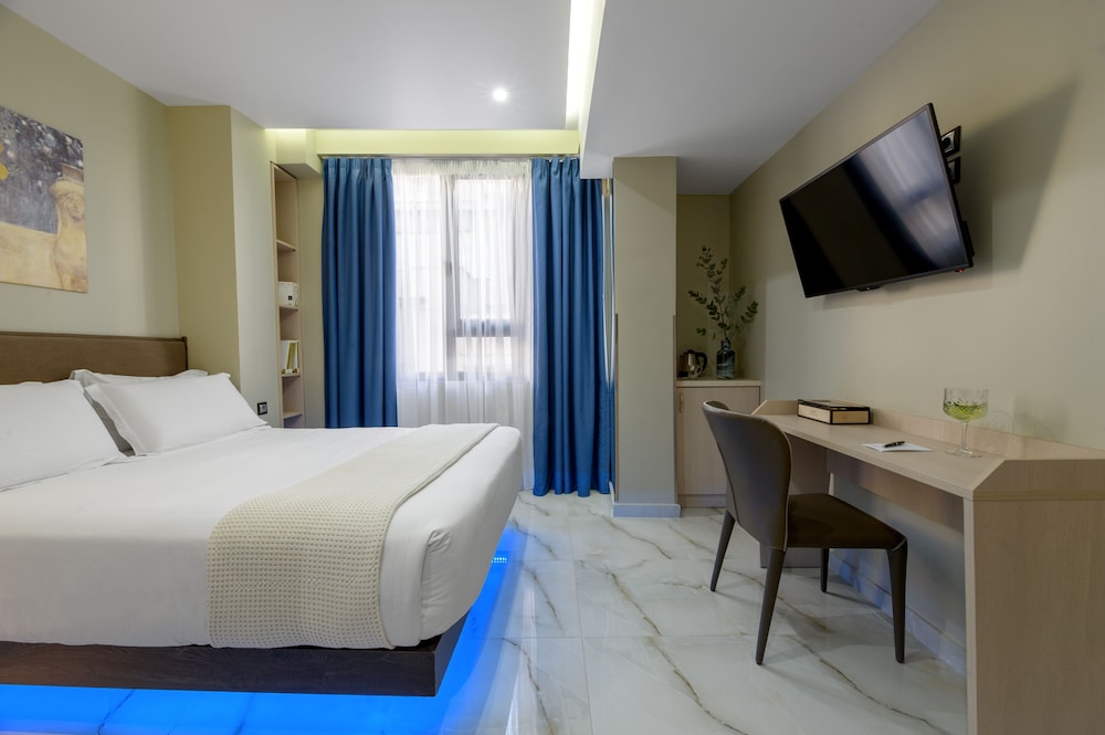 ROOM, DOUBLE BED