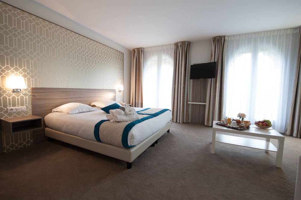 غرفة عائلية بسرير مزدوج وسريرين منفصلين