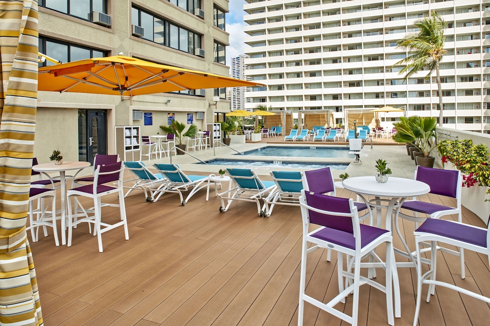 Holiday Inn Express Waikiki 57/77