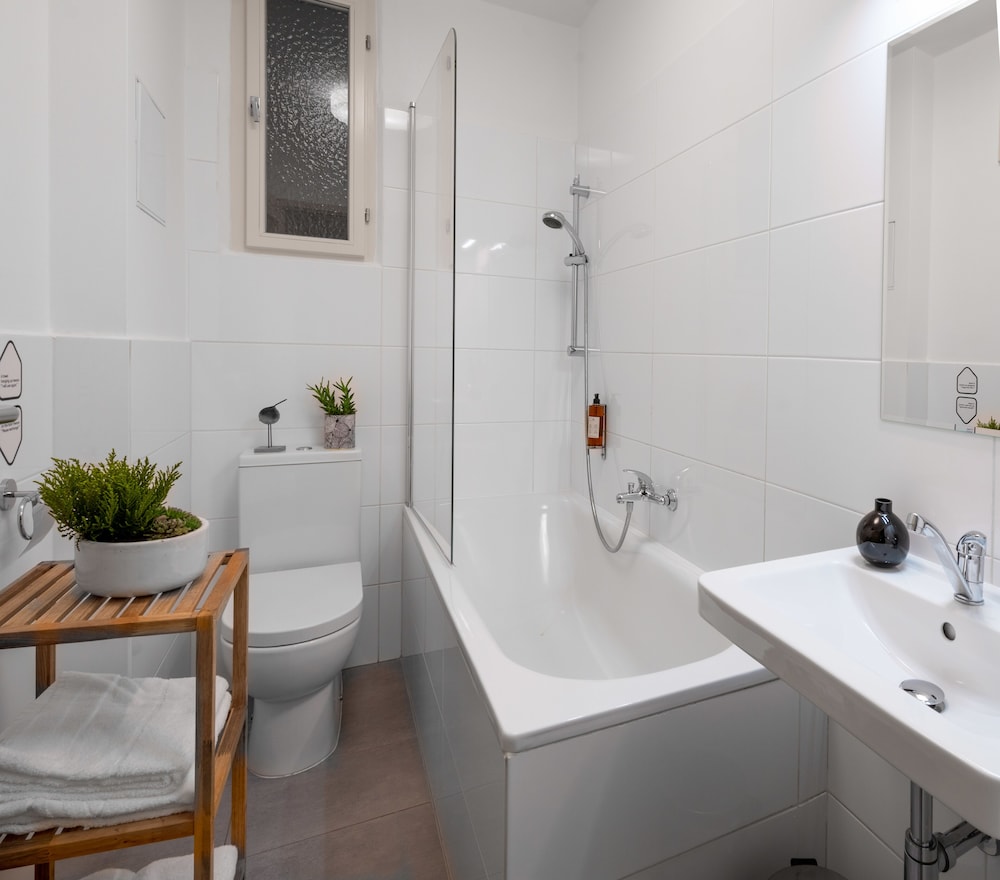 City Leaf Apartments by Adrez Living 20/20