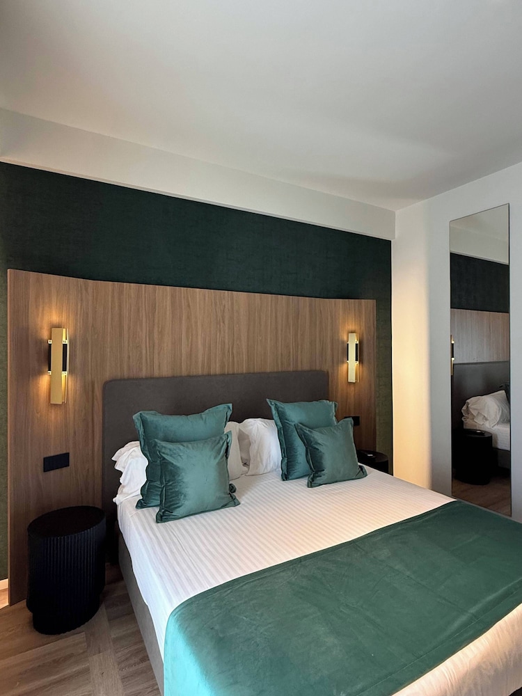 We Me Suite Hotel 13/46