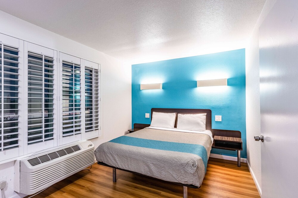 Motel6 Fountain Valley, CA - Huntington Beach Area 11/37