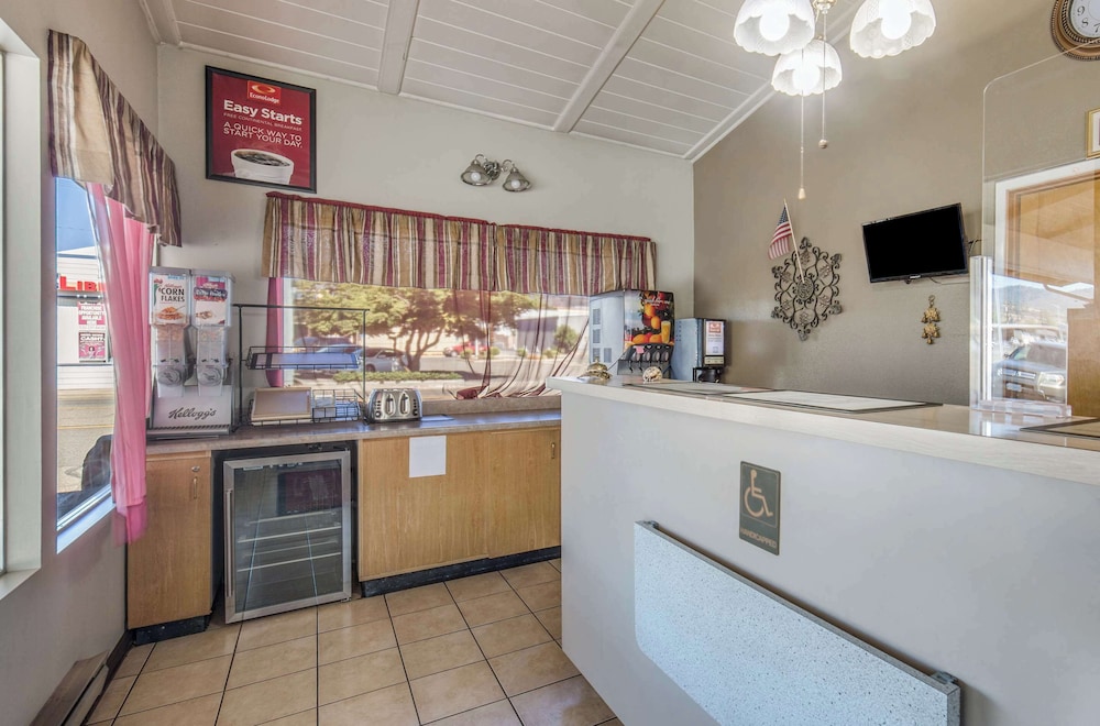 Econo Lodge Inn & Suites Yreka, CA 3/50
