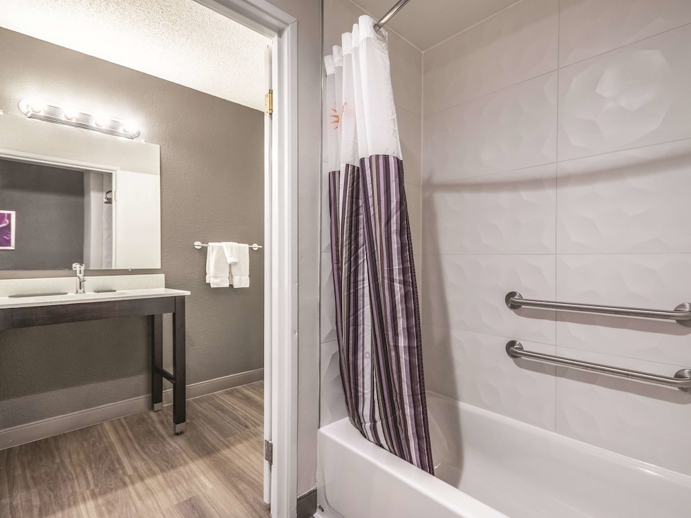 La Quinta Inn & Suites by Wyndham Hartford - Bradley Airport 24/47