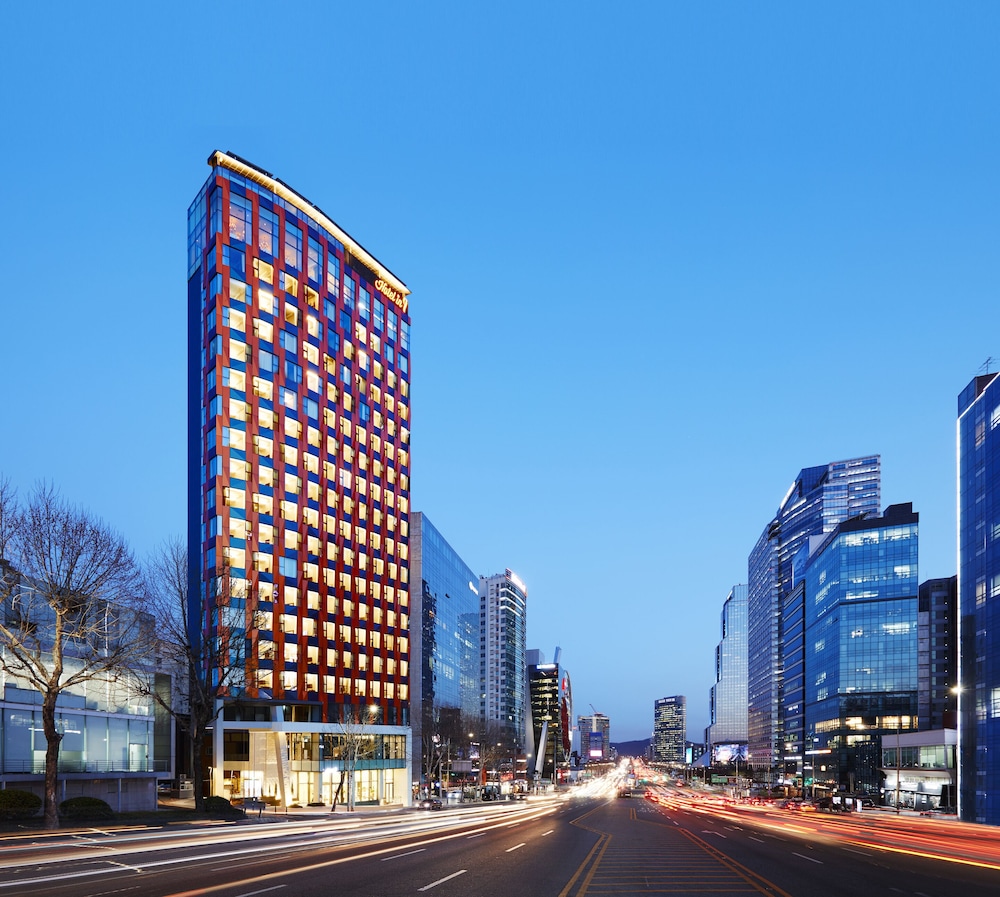 Hotel In 9 3/66