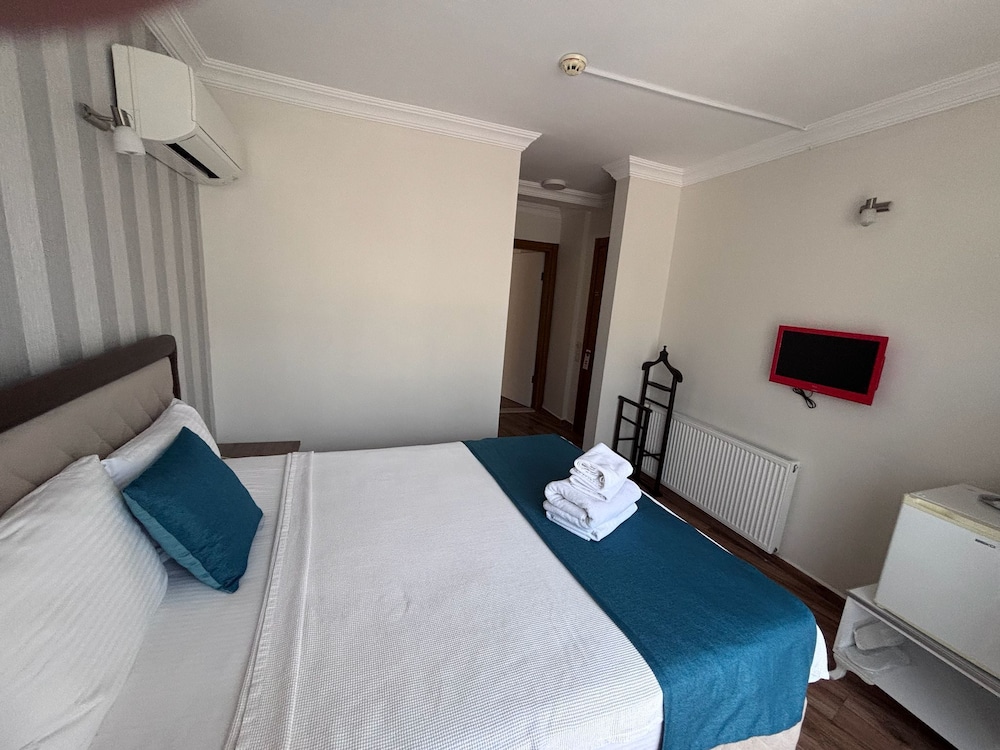 غرفة رباعية بسرير مزدوج وسريرين منفصلين بإطلالة على البحر، Giritlioglu Butik Hotel 3/4