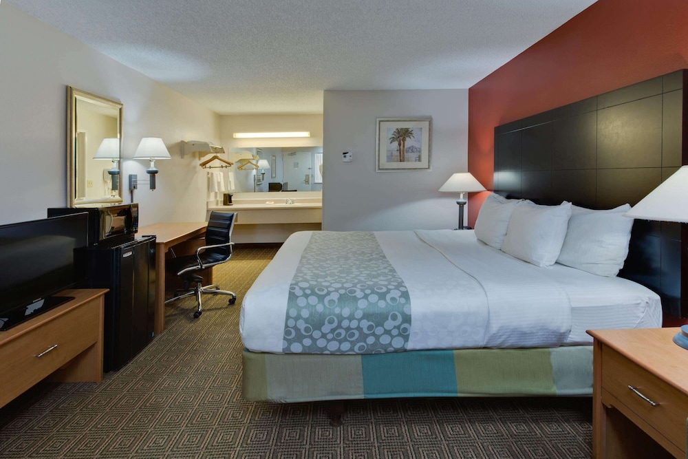 La Quinta Inn by Wyndham Tampa Near Busch Gardens 26/66