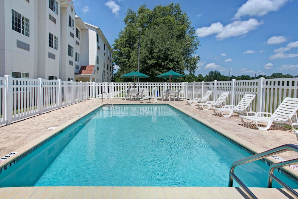 Microtel Inn and Suites by Wyndham Brooksville