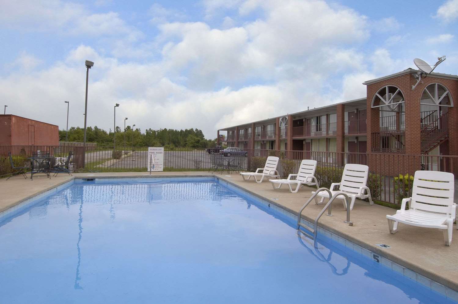 Days Inn by Wyndham Jonesboro AR 2/3