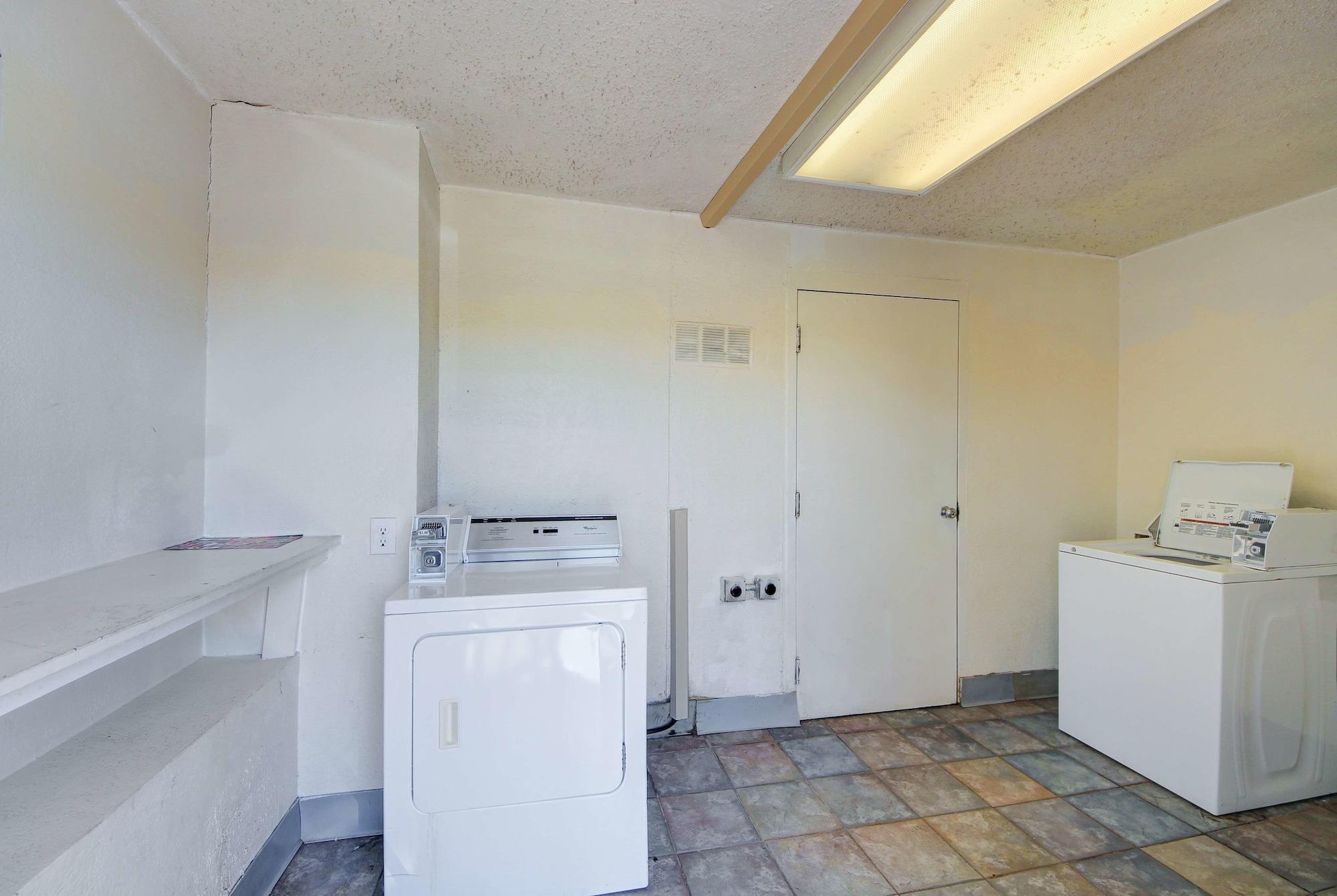 Economy Hotel Plus (ex Motel 6 Oklahoma City North Frontier City) 30/31