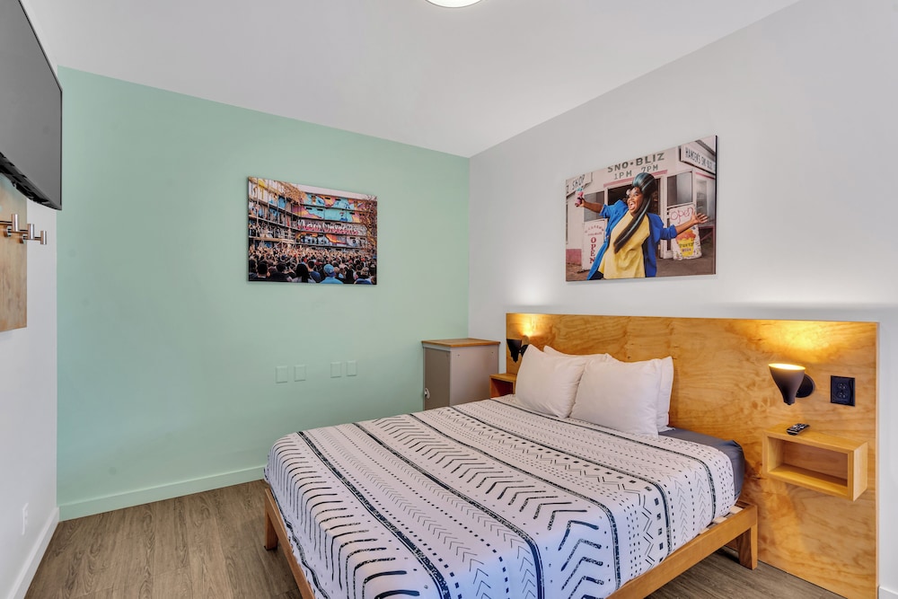 SIGNATURE, QUEEN BED