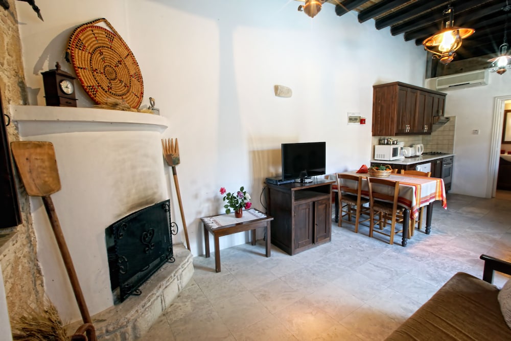 LEONIDAS VILLAGE HOUSES 20/45