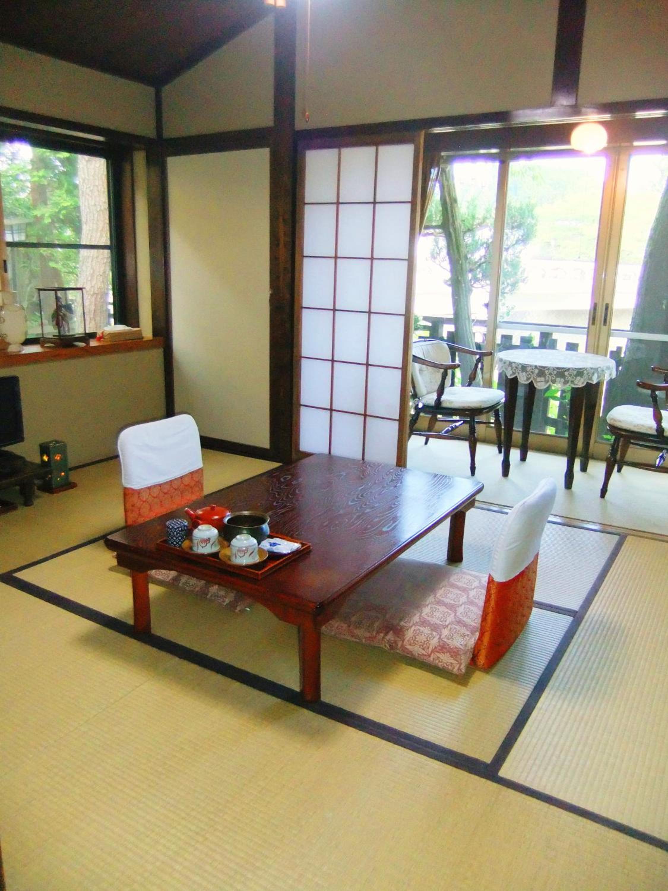 JAPANESE, TWIN BEDS, SHARED BATHROOM