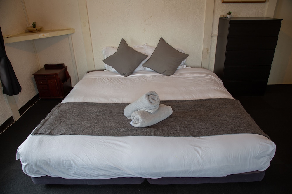 ROOM, KING BED