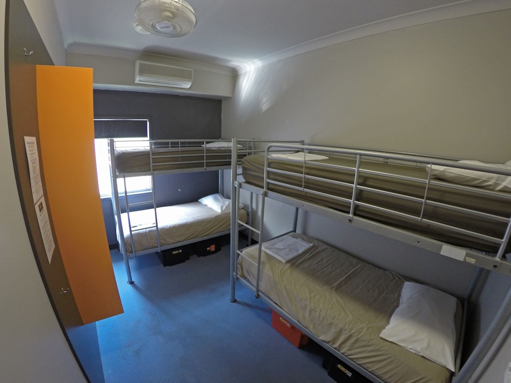 Global Backpackers - Port Douglas 9/29