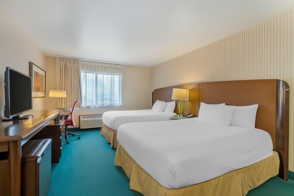 Rogue Regency Inn and Suites 26/80