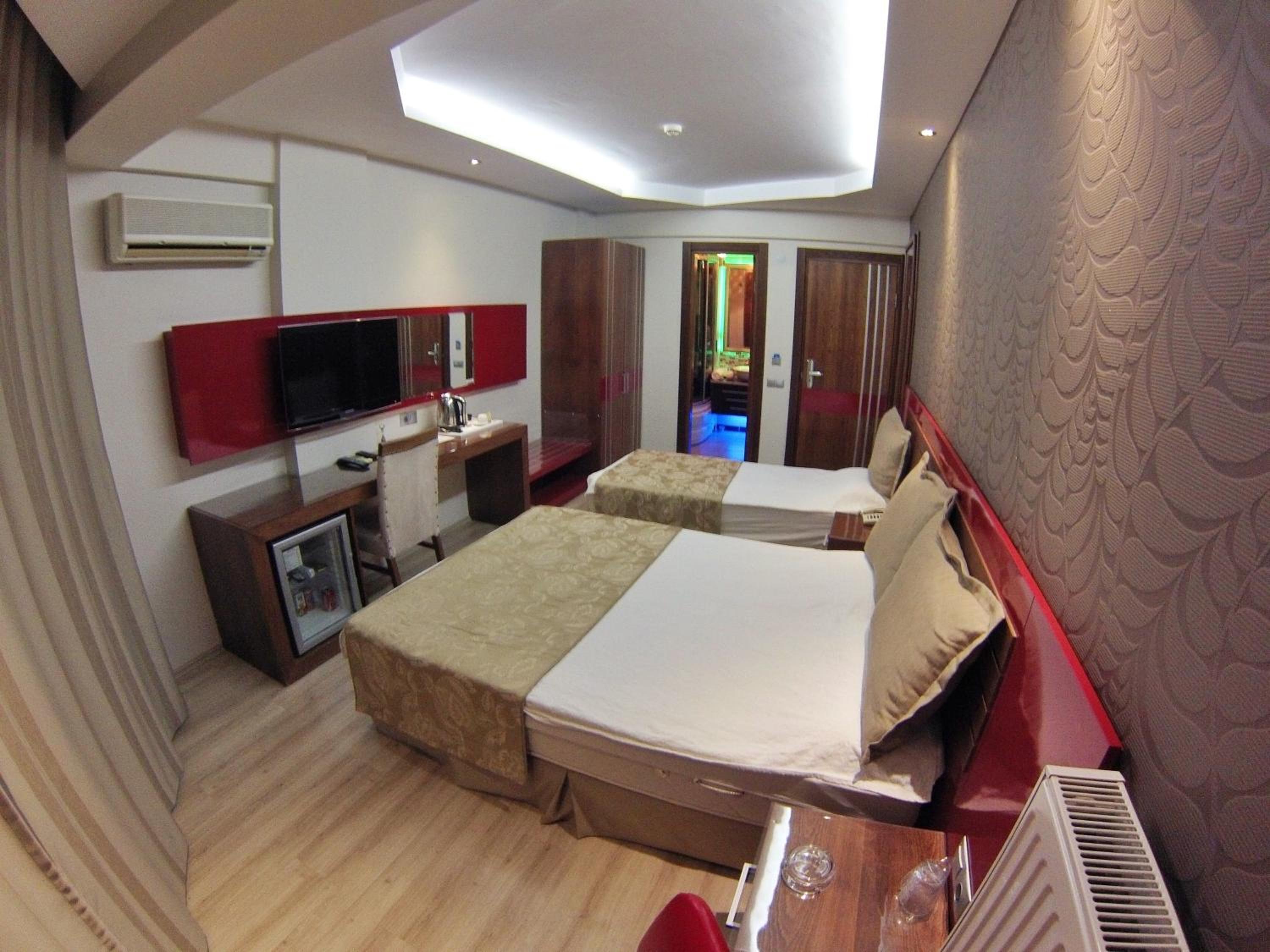 Anil Hotel 32/56