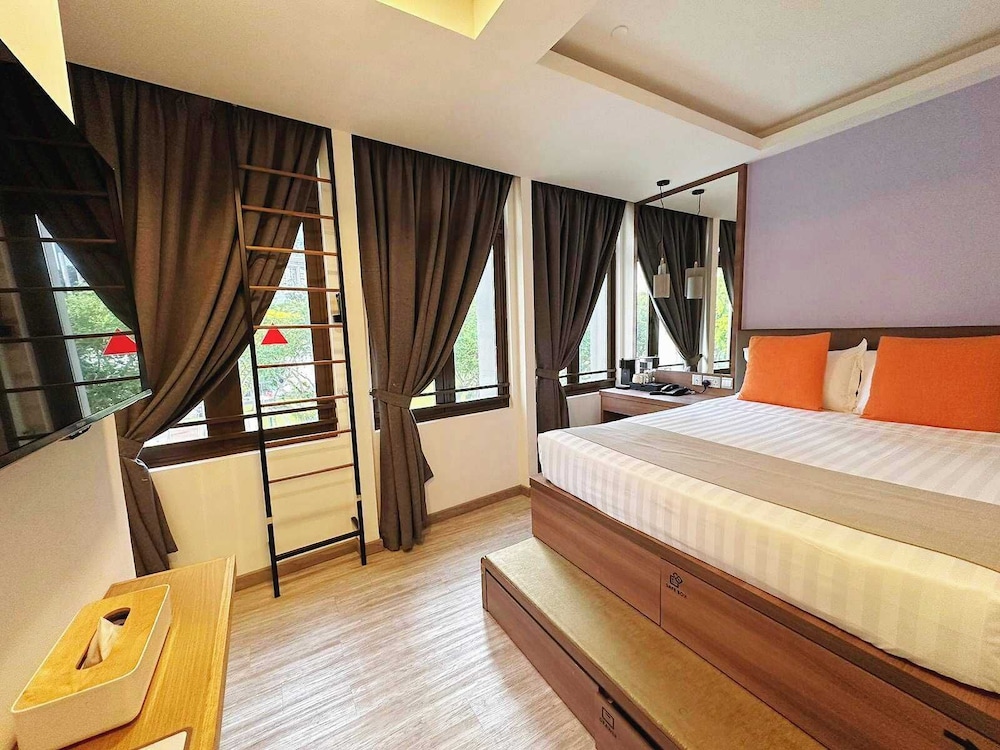 CHAMPION HOTEL CITY 16/50