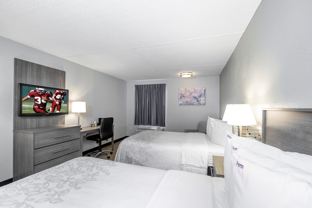 Non-Smoking Standard 2 Full Beds، Red Roof PLUS Boston - Mansfield/ Foxboro 9/10