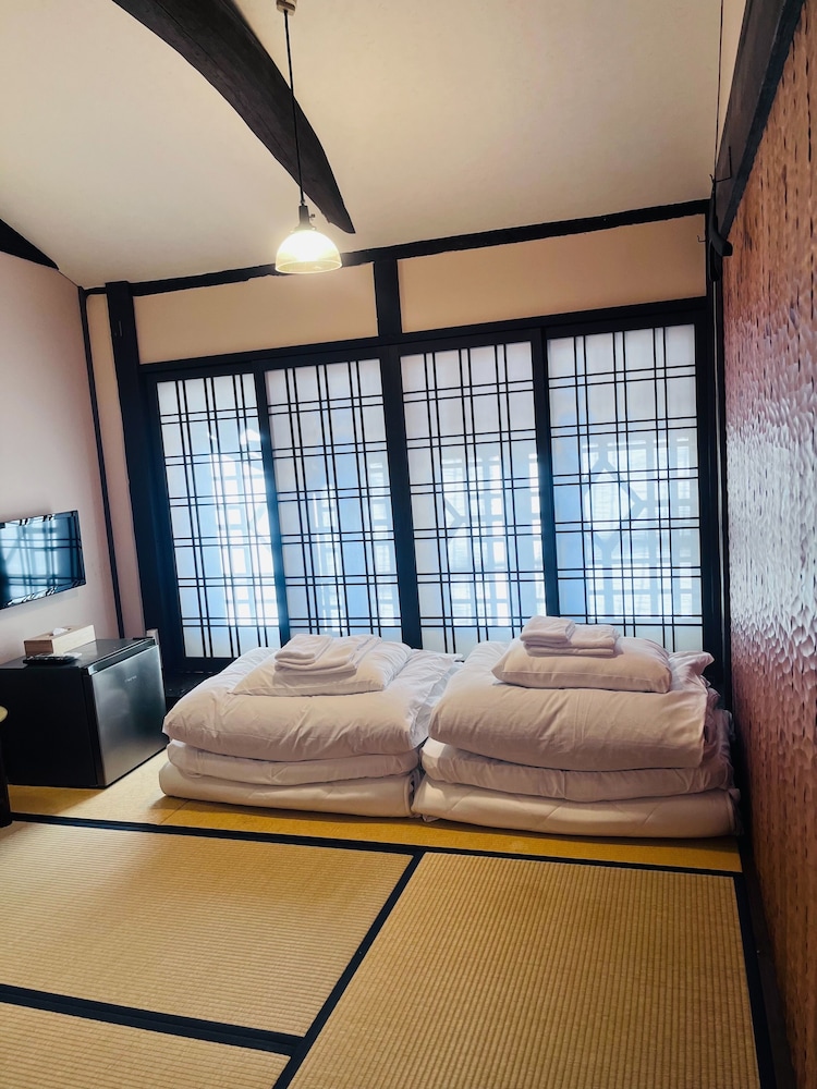 ROOM, TWIN BEDS