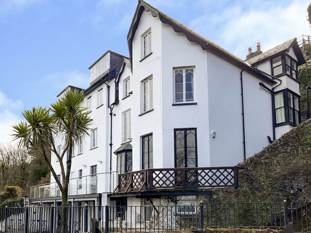 The North Cliff Hotel 2/50