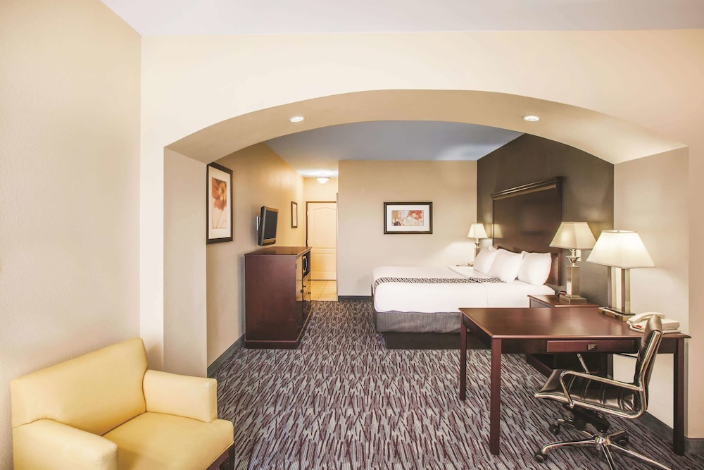 La Quinta Inn & Suites by Wyndham Allen at The Village 11/32