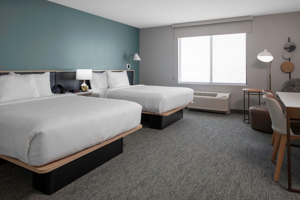 studio, 2 queen beds