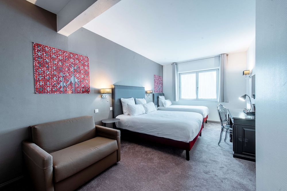 Deluxe, Double and Twin Beds, Pool Access