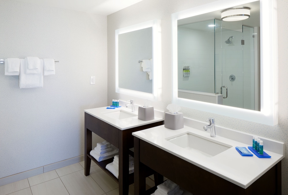 Holiday Inn Express Suites Cincinnati North Liberty Way 17/39